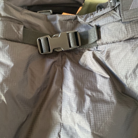 MEC snow pants size small - Picture 4 of 8